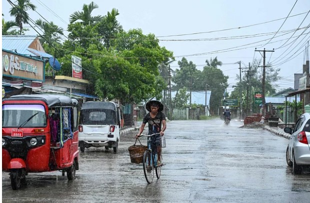 ঘূর্ণিঝড় মোখা: রাখাইনের লাখো মানুষ বাড়িঘর ছেড়েছে